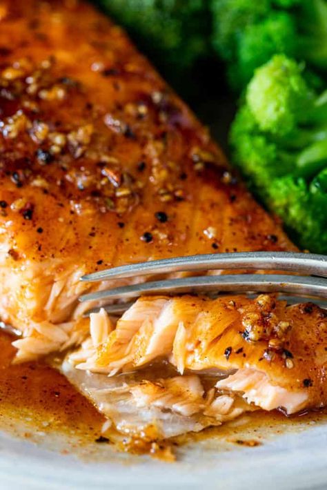 Maple Salmon Recipes, Maple Salmon, Maple Glazed Salmon, Honey Glazed Salmon, Salmon Glaze Recipes, Salmon Marinade, Dinner Quick, Salmon Dinner, Baked Salmon Recipes