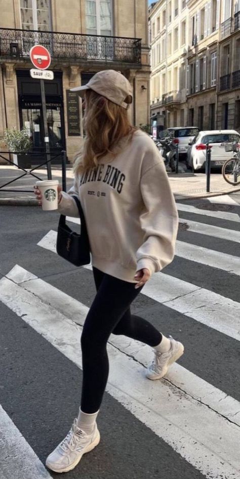 Chic Crewneck Outfit, Gym Errands Outfit, Outfit With Crewneck, Overzised Sweatshirt Outfit, Sweatshirt And Sneakers Outfit, Winter Crewneck Outfit, Varsity Sweatshirt Outfit, White Sweatshirt Outfit Street Style, Graphic Sweatshirt Outfit Street Styles