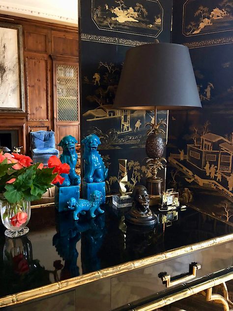 At Home in London with Paolo Moschino and Philip Vergeylen - Quintessence Paolo Moschino, 2 Lions, Display Collections, Indochine Interior, Townhouse Ideas, Bedroom Victorian, Chinoiserie Blue, Chinoiserie Decorating, Bookcase Styling