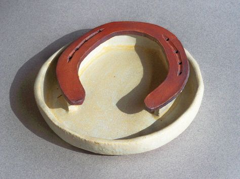 Floating horse shoe tray. Country Clay Ideas, Ceramic Horseshoe, Ceramica Artistica Ideas, Ideas Ceramica, Shoe Tray, Pottery Inspo, Diy Air Dry Clay, Student Choice, Clay Diy Projects