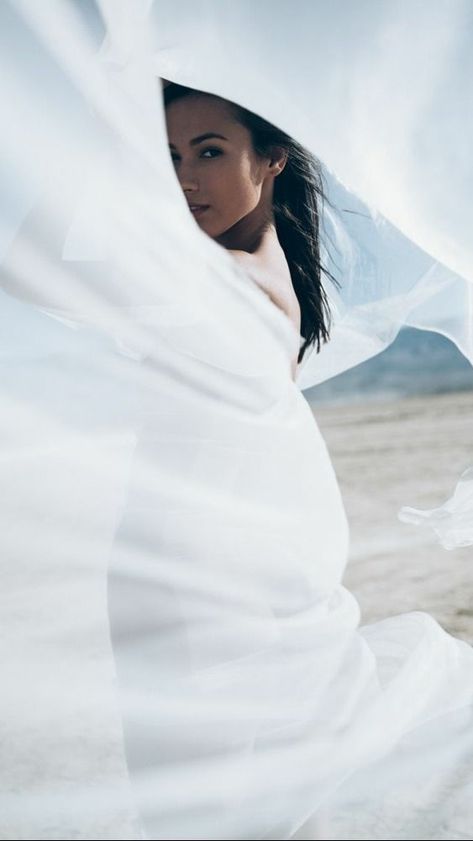 Tulle Photoshoot, Desert Photoshoot Ideas, Desert Photoshoot, Blowing In The Wind, White Sheet, Shotting Photo, Beach Photography Poses, Photoshoot Concept, Foto Art