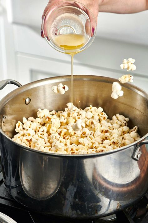 How to Make Perfect Popcorn on the Stove / Homemade popcorn is so much better tasting and better for you than anything that comes in a bag! #howto #kitchenhacks #cookingtips #familyfriendly #basiccooking #beginnercooks Best Way To Pop Popcorn, Popping Corn On The Stove, Stove Popcorn How To Make, Stove Top Popcorn Buttery, Making Popcorn On The Stove, Home Made Popcorn On Stove, How To Cook Popcorn On The Stove, Popcorn On The Stove Top, How To Pop Popcorn On The Stove