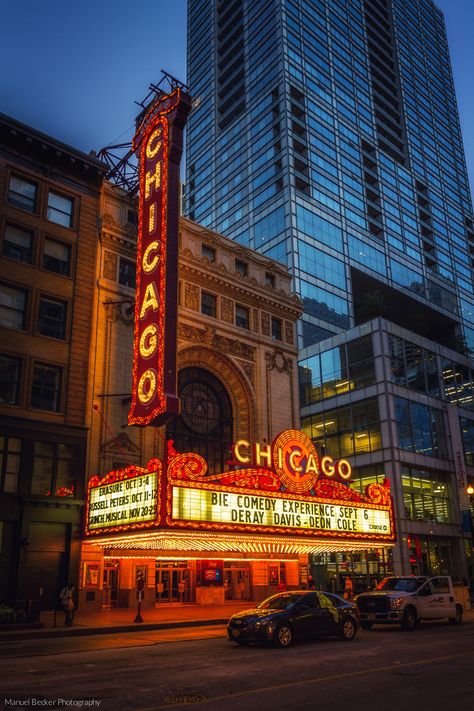 Chicago Theatre, USA Night Cinema, Vw Id4, Movie Theater Aesthetic, Chicago Theatre, Diner Sign, Theatre Building, Buckingham Fountain, Reflection Photos, Architecture Portfolio Design