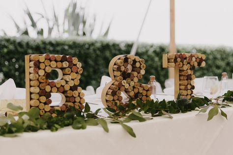 Wedding Cork Decorations, Cork Diy Wedding, Champagne Cork Wedding Ideas, Wine Bottle Decorations Wedding, Wedding Corks Ideas, Cork Wedding Decor, Wine Cork Diy Wedding, Wine Bottle Decor Wedding, Friends Themed Wedding Ideas