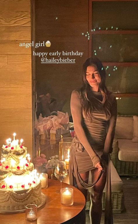 Hailey Bieber Birthday, Kylie Jenner Bday, November Birthday Party, Blowing Candles, Kylie Jenner Birthday, Birthday Dinner Outfit, 17 Birthday Cake, Happy Early Birthday, Birthday Dinner Party