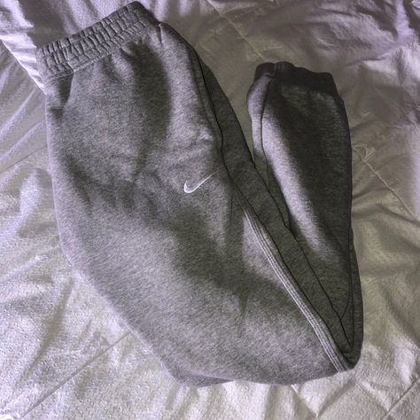 Size Medium Cute Nike Sweat Pants, Gray Sweatpants Aesthetic, Bf Basket, Grey Sweats Outfit, Nike Sweatpants Men, Grey Sweatpants Men, Gray Sweatpants Man, Gray Nike Sweatpants, Sweatpants Champion