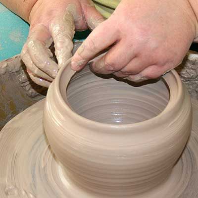 Making a lid seat Pottery Lids, Ceramics Bowls Designs, Coil Pottery, Pottery Lessons, Beginner Pottery, Pottery Videos, Pottery Handbuilding, Raku Pottery, Pottery Tools