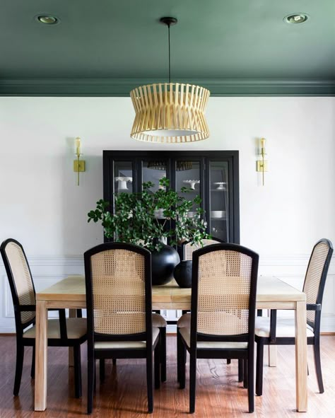 This dining room appears totally classic — until you look up! The painted ceiling features our bold green paint color, Current Mood. Blue Dining Room Paint, Green Dining Room Paint, Green Ceiling, Pink Dining Rooms, Dark Dining Room, Neutral Dining Room, Dining Room Paint Colors, Green Dining Room, Dining Room Design Modern