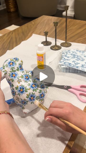 kenzie ervin | Decor + DIY + Thrift on Instagram: "you can “SAVE” this video to rewatch it later and feel free to ask me any questions you have 🌸🌷
•
•
here’s a fun Easter DIY using a thrifted bunny and some napkins 🤓
•
•
looking for sources? 
- napkins from @marshalls 
- spray paint flat white from @rustoleum 
- scallop tray from @purplerosehome 
- mod podge from @joann_stores 
- rattan vase from @athomestores 
•
•
#thrift #thriftstorefinds #thriftedhome #diycrafts #eastercrafts #diyhome #modpodge #easterdecor #goodwillfinds" Diy Mod Podge Crafts, Mod Podge Flowers, Bunny Decor Diy, Napkin Crafts Decoupage, How To Use Mod Podge, Napkin Mod Podge Ideas, Fun Diy Crafts Videos, Napkin Crafts Ideas, Mod Podge Napkins On Wood