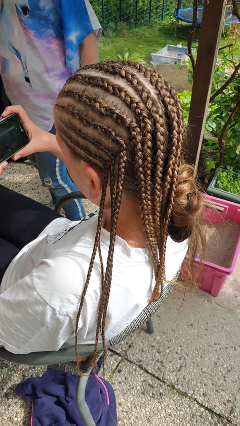 How to do conrows Braids For White Girls Hair, Cornrows White Girl, Braids On White Girls, Sport Braids, Tight Braided Hairstyles, How To Do Braids, White Girl Cornrows, Creative Cornrow Hairstyles, Braids For Summer