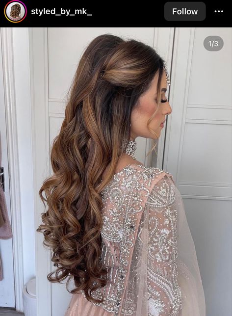 Hairstyles Pakistani Wedding Party, Pakistani Bridal Hair Styles, Pakistani Bridesmaids Hairstyle, Middle Eastern Wedding Hairstyles, Nikkah Hairstyles For Bride Sister, Mendhi Hairstyles Bridesmaid, Desi Half Up Half Down Hair, Pakistani Braid Hairstyles, Mendhi Hairstyles Braid