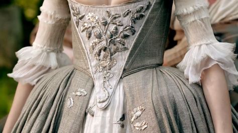 #Outlander #wedding dress #claire So gorgeous... Outlander Wedding Dress, Outlander Wedding, Outlander Costumes, Jamie Fraser Outlander, Outlander Tv Series, Claire Fraser, Outlander Book, Outlander Tv, Wedding Scene