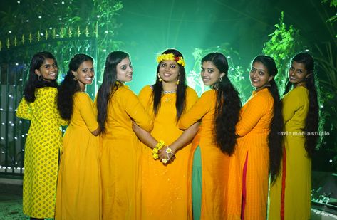 Haldi Pose Grup, Haldi Group Photos Bride, Haldi Ceremony Group Photos, Haldi Ceremony Stills, Bride Mangala Snanam Stills, Haldi Bride Poses With Sister, Bride Haldi Group Poses, Haldi Poses With Sister, Haldi Photoshoot Poses With Sisters