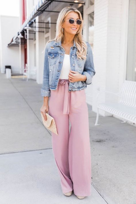 Pink Trousers Outfit, Parisian Spring, Pink Linen Pants, Pink Pants Outfit, Light Pink Pants, Blush Pants, Wide Leg Pants Outfit, Pink Trousers, Pants Outfit Casual