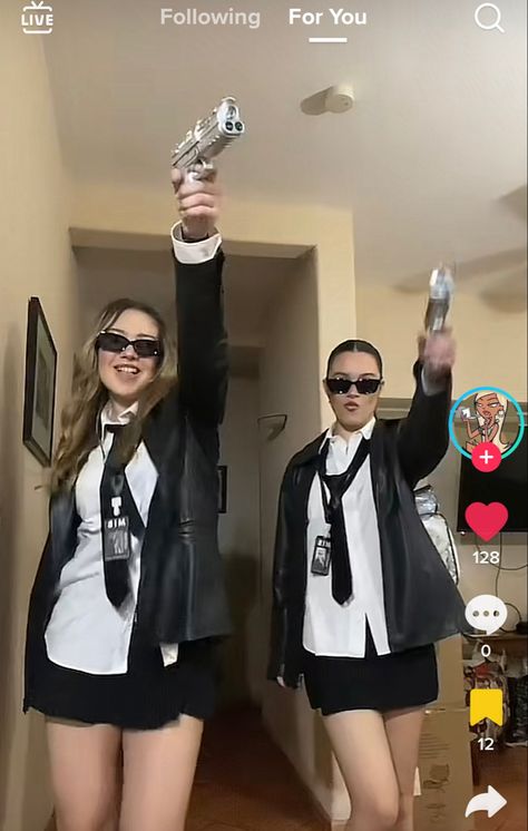 Mib Group Costume, Black And White Halloween Costume Ideas, Spy Duo Costume, Fbi Costume Woman Diy, Spy Group Costume, Simple Super Hero Costumes, Spy Agent Costume, Halloween Last Minute Costume Ideas, Cia Halloween Costume