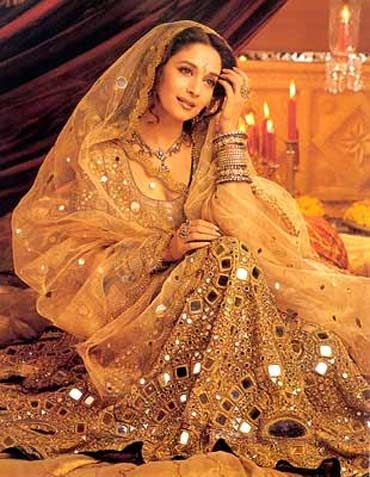 hum dil de chuke sanam outfits - Google Search Bollywood Vintage, Rani Mukerji, Preity Zinta, Karisma Kapoor, Salwar Kamiz, Aamir Khan, Indian Woman, Vintage Bollywood, Madhuri Dixit