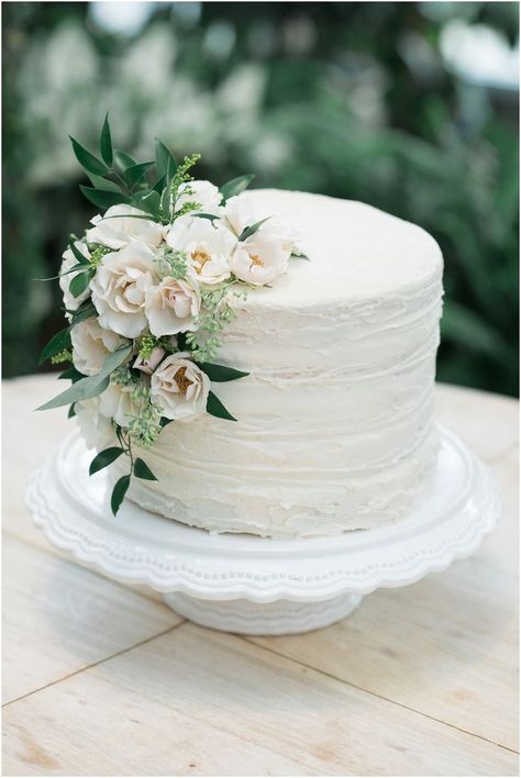 White Floral Cake Birthday, Wedding Cake One Tier Flower, Small Textured Wedding Cake, Simple Wedding Cake Table Decor, One Teir Wedding Cake With Flowers, White Flower Birthday Cake, Simple 1 Tier Wedding Cake With Flowers, 12 Inch Wedding Cake, Cakes With Eucalyptus Leaves