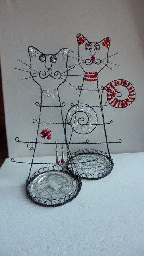 Drátěná Socha, Wire Jewerly, Wire Ornaments, Art Wire, Jewelry Organizer Box, Wire Work Jewelry, Cat Crafts, Wire Sculpture, Wire Weaving