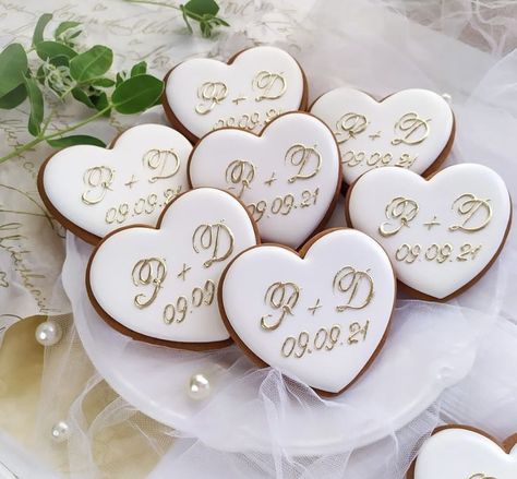 Wedding Gingerbread Cookies, Married Cookies, Wedding Cookies Decorated Simple, Wedding Sugar Cookies, Bride Cookies, Wedding Cookies Decorated, Sweets Table Wedding, 50th Wedding Anniversary Decorations, Wedding Shower Cookies