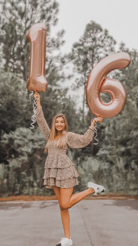 Ballon Pictures Birthday, Poses With Birthday Balloons, Birthday Picture Ideas Instagram Outdoor, Turning 13 Photo Shoot Ideas, Photo Pose With Dress, Girl Birthday Photoshooting Outdoor, Teen Birthday Photoshooting, Sweet 16 Photoshoot Outdoor, Birthday Photoshoot In Nature