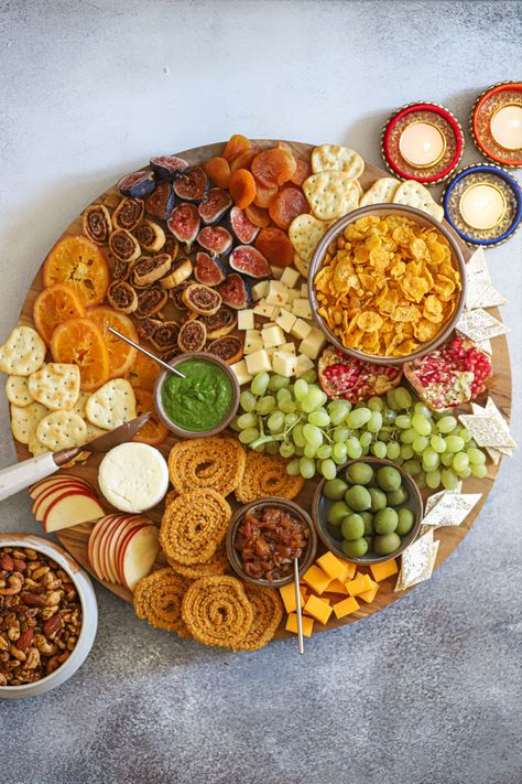 Indian Snack Platter Ideas, Party Food Platters Indian, Indian Snack Platter, Pani Puri Charcuterie Board, Thanks Giving Party Decoration Ideas, Indian Food Serving Ideas Creative, Indian Diwali Snack Recipes, Diwali Food Board, Plating Ideas For Indian Food