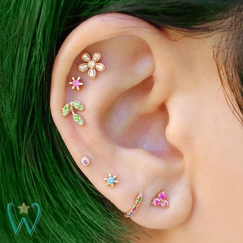 Ear Piercing Helix, Spiderbite Piercings, Vintage Tattoos, Ear Peircings, Earrings Cartilage, Cool Ear Piercings, Pretty Ear Piercings, Helix Earring, Cute Ear Piercings