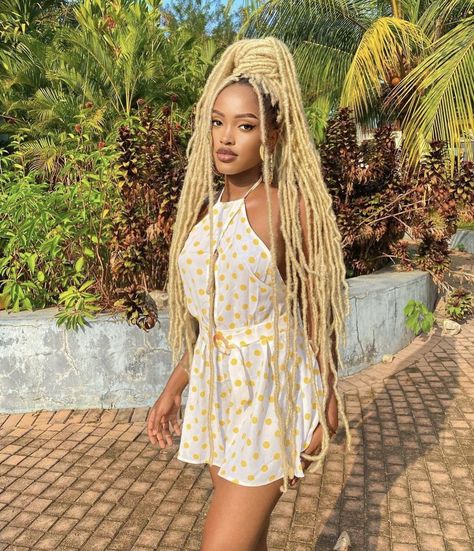 Hair Braids For Black Women, Blonde Faux Locs, Locs Blonde, Faux Locs Colored, Crochet Hair Braids, Blonde Dreadlocks, Crochet Faux Locs, Boho Locs, Blonde Hair Makeup