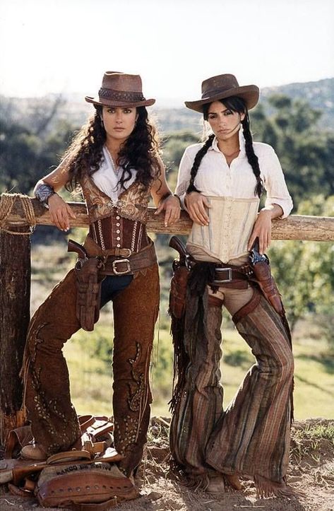 Bandidas (2006) with Salma Hayek and Penelope Cruz. Wild West Outfits, Wild West Costumes, Estilo Cowgirl, Fashion Fotografie, Foto Cowgirl, Cowboy Action Shooting, Western Costumes, Mode Steampunk, Hermes Scarves