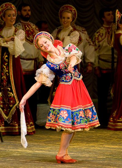 Leading dancer — Omsk State Ensemble of Russian Folk Singing and Dancing Russian Dance, Russian Dress, Character Dance, Costumes Around The World, Russian Culture, Traditional Dance, Tutu Costumes, Russian Folk, Folk Dresses