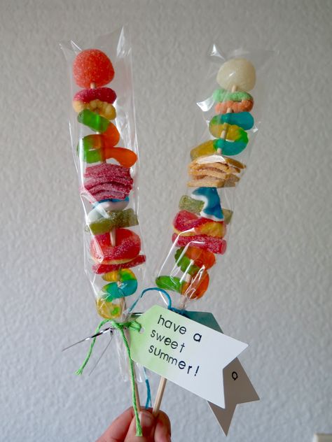 candy kabobs! classmate treats for the last day of school School Birthday Treats, Market Day Ideas, Hadiah Diy, Candy Kabobs, Kids Market, Candy Birthday Party, Anniversaire Harry Potter, School Treats, Ideas For Easter Decorations