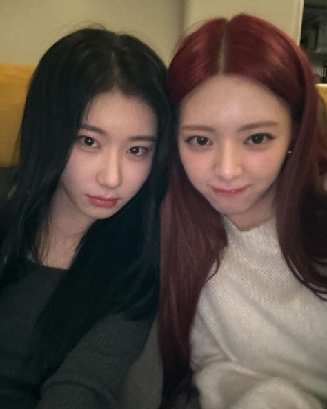 Yuna And Chaeryeong, Itzy Chaeryeong, Kpop Couples, Avant Garde Fashion, Beauty Life Hacks Videos, Beauty Life, Bad Girl, Pop Group, South Korean Girls