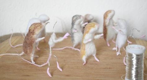 Needle Felted Mice Tutorial, Felted Mouse Tutorial, Cotton Sculpture, Felt Pets, Needle Felted Mice, Mouse Diy, Felted Mice, Felt Mice, Needle Felted Mouse