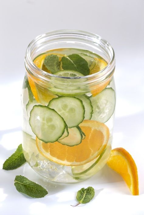 Aguas saborizadas naturalmente para combatir la sed. Lee más en La Bioguía. Infused Water, Essen, Fruit Water Recipes, Agua Natural, Low Carb Fruit, Hydrating Drinks, Infused Water Recipes, Fresh Drinks, Fruit Infused Water