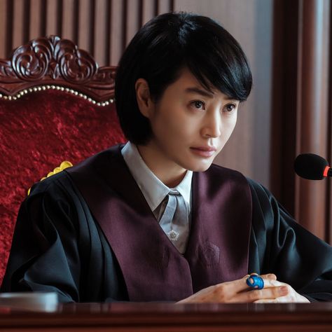 Kim Hye Soo Juvenile Justice, Juvenile Justice Kdrama, Kim Hye Soo, Juvenile Justice, Alpha Girl, Korean Actresses, We Fall In Love, Pop Fashion, Cristiano Ronaldo