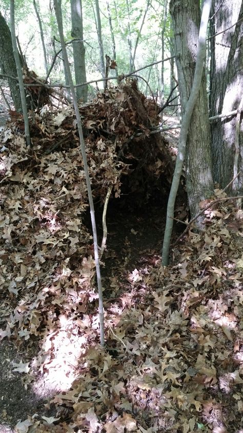 Proprioceptive input--rake leaves, carry sticks, work hard. Sensory input outdoors and learn ways to become cal (sit in the fort). Woods Hangout Spot, Stick Fort, Tree Topper Ideas, Outdoor Forts, Diy Fort, Backyard Fort, Tree House Plans, Tree Fort, Backyard Adventure