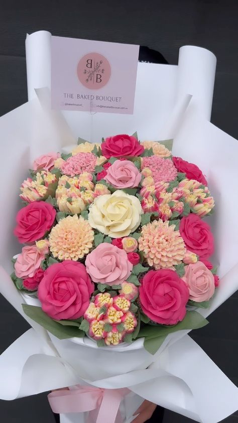 Baked Bouquet Cupcake Flower, Edible Flower Bouquet, 12 Cupcake Bouquet, Pink Cupcake Bouquet, Bouquet Of Cupcake Flowers, Flower Cake Bouquet, Bouquet Of Flowers Cake, Bouquet Cupcakes Tutorial, Diy Cupcake Bouquet