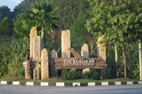 Resort Entrance, Signage Outdoor, Monument Signage, Rustic Signage, Farm Entrance, Entrance Signage, Park Signage, Zoo Architecture, Monument Signs