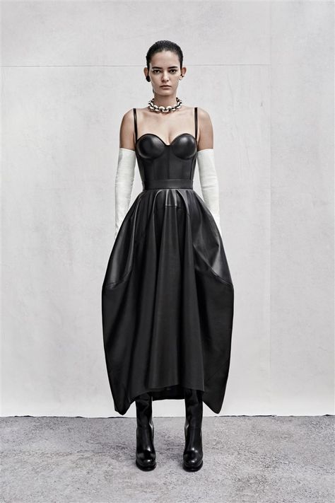 Alexander Mcqueen Resort, Long White Gloves, Sleeveless Blazer Dress, Balloon Skirt, Resort 2023, 2023 Collection, 2023 Fashion, Fabulous Fashion, Designer Gowns