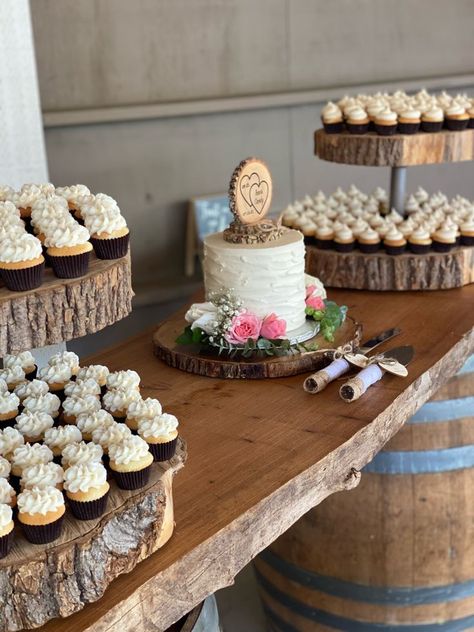 Country Wedding Cupcake Display, Balloon Arch Rustic, Sweets Table Wedding Rustic, Farmhouse Wedding Cake Table, Cupcake Set Up Wedding, Rustic Cake And Cupcake Display, Small Wedding Cake And Cupcakes Display, Cookie Table Wedding Display Rustic, Rustic Treat Table Ideas