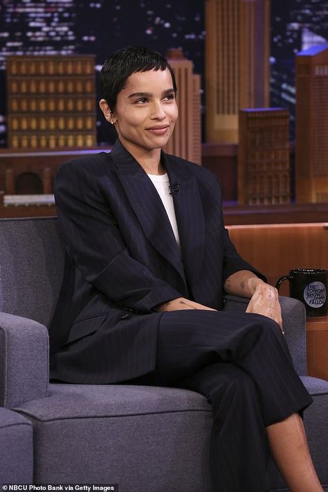 Aww: Zoe Kravitz was left in tears at her wedding because of a speech from famous father L... Zoe Kravitz Style, Zoe Isabella Kravitz, Zoë Kravitz, Chic Short Hair, The Tonight Show, Zoe Kravitz, Tonight Show, Buzz Cut, Jimmy Fallon