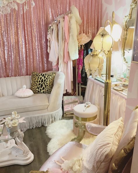 Tiffany Room Decor Ideas, 1920s Dressing Room, 70s Dressing Room, Regina George Room Aesthetic, Old Hollywood Glam Room, Hollywood Glamour Room, Old Hollywood Dressing Room, Old Hollywood Room Aesthetic, Old Hollywood Room