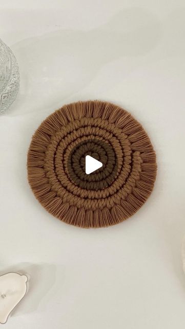 Macrame Cup Coaster Tutorial, Coaster Macrame Tutorial, Macrame Tea Coaster, Macrame Trivet Diy, Macrame Coasters Diy Tutorial Videos, Macrame Rug Diy, Macrame Cup Coaster, Tea Coasters Diy Ideas, Macrame Coasters Diy Tutorial