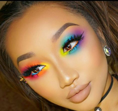 Multi Color Makeup Look, Rainbow Brite Makeup, Tye Dye Makeup, Lisa Frank Makeup Looks, Pride Parade Makeup, Pride Makeup Ideas Easy, Pride Make Up, Rainbow Clown Makeup, Rainbow Eyeshadow Looks