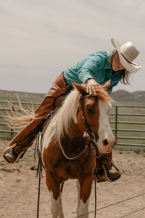 Diamond Cross Ranch, Horse Photoshoot Ideas, Equine Photography Poses, Western Photo Shoots, Cowgirl Photography, Horse Senior Pictures, Cowgirl Photoshoot, Horse Photography Poses, Cowgirl Photo