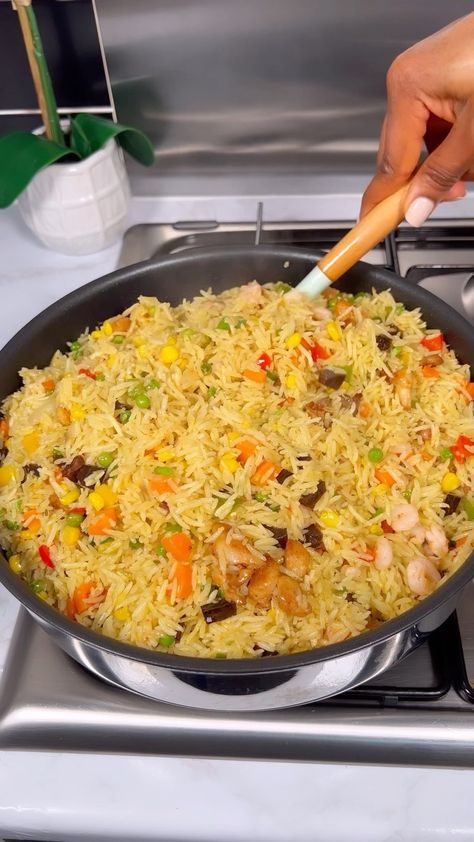 Coconut Fried Rice, Milk Chicken, Coconut Milk Chicken, Afghan Food Recipes, African Recipes Nigerian Food, Nigerian Recipes, Desiccated Coconut, Arroz Frito, Soul Food Dinner