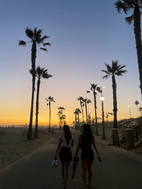 #summer #sunset #huntingtonbeach #beach #california Hungtinton Beach California, California Beach House Aesthetic, Huntington Beach California Aesthetic, Beach House Aesthetic, California Beach House, Cali Trip, Friends Hanging Out, California House, Huntington Beach California