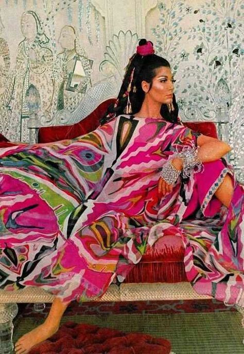 Pucci 60s fashion ad Pucci Vintage, Ethno Style, 60s 70s Fashion, Fashion 1960s, Ellen Von Unwerth, Swinging Sixties, Annie Leibovitz, Steven Meisel, Richard Avedon