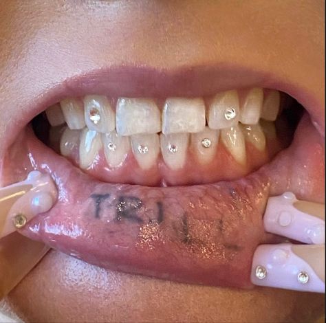 Bottom Tooth Gems Ideas, Bottom Teeth Gems, Piercing No Dente, Teeth Gems Aesthetic, Bottom Tooth Gem, Tooth Gems Bottom Teeth, Teeth Piercing, Smile Tips, Teeth Gems