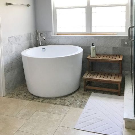 Japanese Bathtub, Makeover Kamar Mandi, Bathtub Shower Combo, Japanese Soaking Tubs, Bad Inspiration, Steam Showers Bathroom, Soaker Tub, Bathroom Layout, Bath Tub