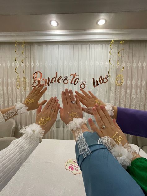 Bride To Be Indian Party, Bride To Be Pics Photo Ideas, Simple Bride To Be Decoration, Bridal Shower Poses Photo Ideas, Bride To Be Theme Ideas, Bridal Shower Decorations Ideas Classy, Bride To Be Decoration Ideas At Home, Bride To Be Party Decoration Ideas, Team Bride Ideas